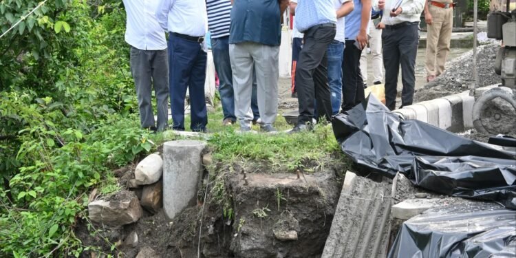 भारी बारिश से प्रभावित क्षेत्रों का कैबिनेट मंत्री गणेश जोशी ने किया निरीक्षण, मालसी के नए पुल निर्माण की डीपीआर तैयार करने के दिए निर्देश