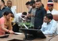व्यथित, विस्थापित की मजबूरी, पीड़ा का फायदा उठा रहे पुनर्वास परियोजना अधिकारियों को लिया डीएम ने आड़े हाथः