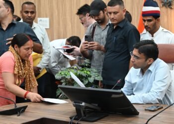 व्यथित, विस्थापित की मजबूरी, पीड़ा का फायदा उठा रहे पुनर्वास परियोजना अधिकारियों को लिया डीएम ने आड़े हाथः