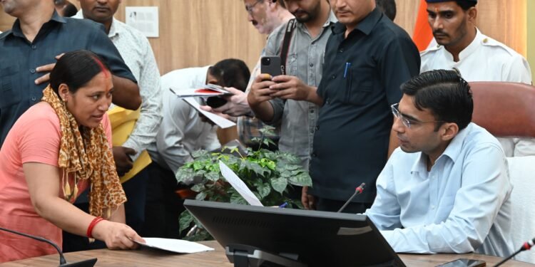 व्यथित, विस्थापित की मजबूरी, पीड़ा का फायदा उठा रहे पुनर्वास परियोजना अधिकारियों को लिया डीएम ने आड़े हाथः