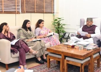 वाइब्रेंट विलेज योजना के अंतर्गत चल रहे कार्यों की प्रगति की समीक्षा करते हुए मंत्री ने सभी कार्यों को शीघ्रता से पूरा करने का निर्देश दिया।