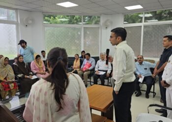 स्कूल फीस, इलाज और रोजगार के लिए मदद स्कूल फीस, इलाज, स्वरोजगार के इच्छुक गरीबों को रायफल फंड से दी गई आर्थिक मदद, प्रशासन की संवेदनशीलता और प्रतिबद्धता का परिचायक।