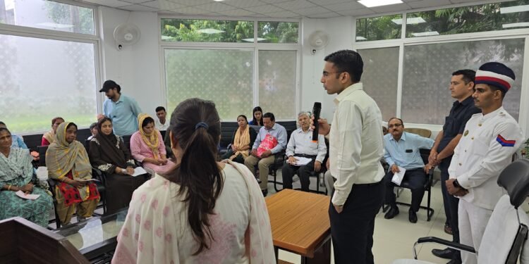 स्कूल फीस, इलाज और रोजगार के लिए मदद  स्कूल फीस, इलाज, स्वरोजगार के इच्छुक गरीबों को रायफल फंड से दी गई आर्थिक मदद, प्रशासन की संवेदनशीलता और प्रतिबद्धता का परिचायक।