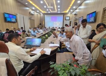 समयबद्ध समाधान पर बल, डीएम का विभागों को निर्देश  नगर निगम, एमडीडीए सहित सभी विभागों को डीएम ने निर्देशित किया कि प्राप्त शिकायतों का समयबद्ध समाधान करें और कृत कार्यवाही से फरियादी को अवगत कराएं।