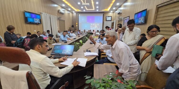 समयबद्ध समाधान पर बल, डीएम का विभागों को निर्देश  नगर निगम, एमडीडीए सहित सभी विभागों को डीएम ने निर्देशित किया कि प्राप्त शिकायतों का समयबद्ध समाधान करें और कृत कार्यवाही से फरियादी को अवगत कराएं।