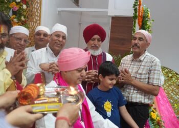 श्री दरबार साहिब के सज्जादे गद्दीनशीन श्रीमहंत देवेन्द्र दास जी महाराज ने संगतों को दिए दर्शन