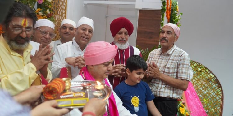 श्री दरबार साहिब के सज्जादे गद्दीनशीन श्रीमहंत देवेन्द्र दास जी महाराज ने संगतों को दिए दर्शन