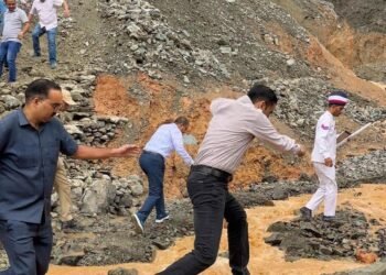 आपदा से जूझते बटोली में 24×7 मशीनरी, मैनपावर तैनात; टीले में बदले रास्ते को बनाया सुगम।