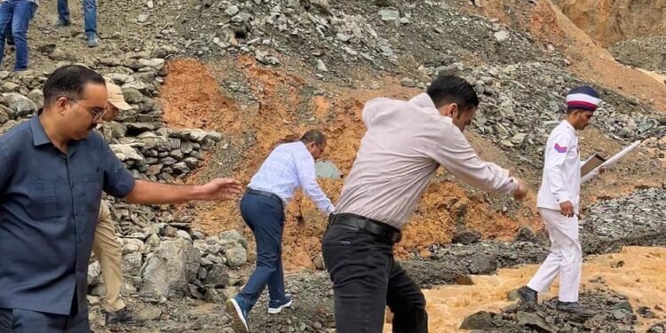 आपदा से जूझते बटोली में 24×7 मशीनरी, मैनपावर तैनात; टीले में बदले रास्ते को बनाया सुगम।