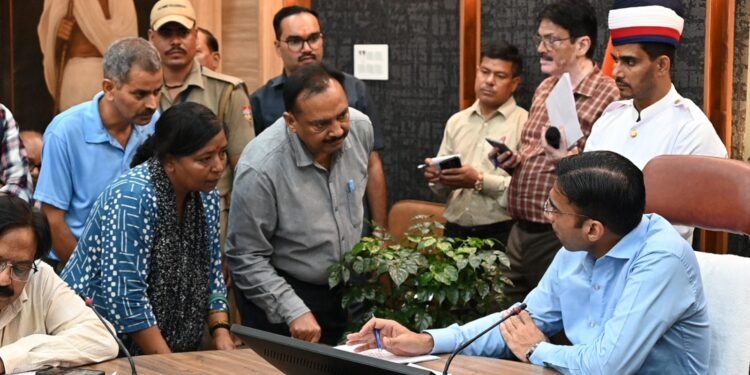 कैब्रियन हॉल स्कूल की मनमानी फीस वृद्धि पर डीएम ने सीईओ से रिपोर्ट तलब कर नियमविरुद्ध वसूली पर तत्काल कार्रवाई के निर्देश दिए।