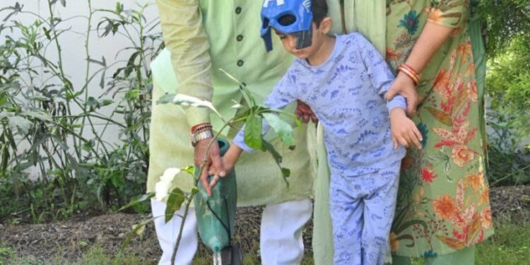 हरेला पर्व पर उत्तराखंड के नागरिकों से मंत्री गणेश जोशी ने की अपील—हर घर एक पौधा लगाए, भविष्य की सांसों को हरियाली से सजाएं।