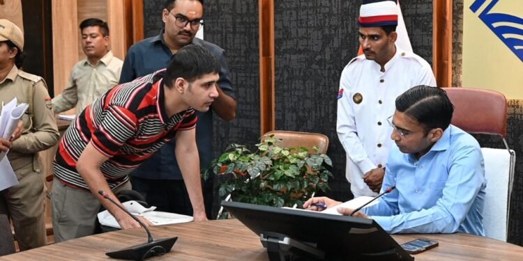 आईटीबीपी इंस्पेक्टर का आचरण अनुशासनहीन, डीएम की कार्रवाई से मिली सख्त चेतावनी।