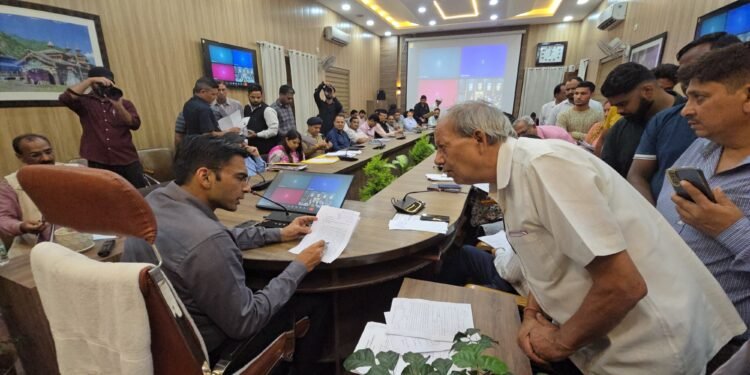 दुर्गम सेवा दे रही संविदा आयुर्वेदिक चिकित्सक का दो वर्षों से लंबित स्थानांतरण व संविदा विस्तार, डीएम ने निदेशक से की सीधी वार्ता