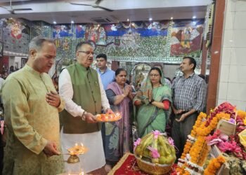 राधाकृष्ण मन्दिर में आयोजित श्री शिवमहापुराण कथा ज्ञान यज्ञ में प्रतिभाग कर कथा का श्रवण करते कैबिनेट मंत्री गणेश जोशी।