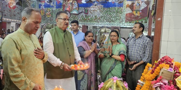 राधाकृष्ण मन्दिर में आयोजित श्री शिवमहापुराण कथा ज्ञान यज्ञ में प्रतिभाग कर कथा का श्रवण करते कैबिनेट मंत्री गणेश जोशी।