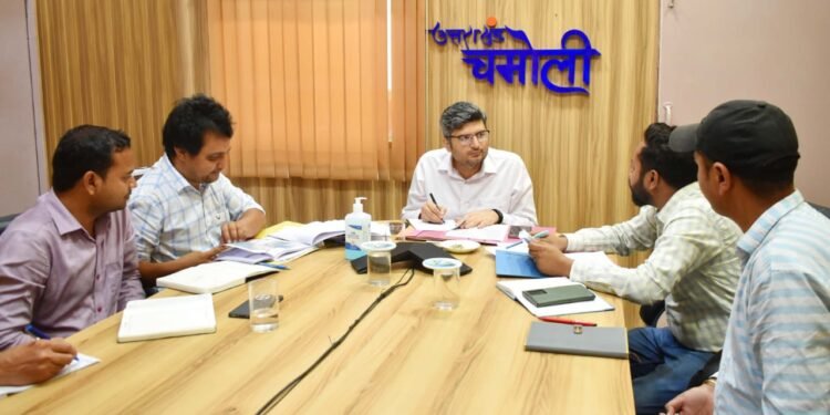 बद्रीनाथ धाम में तीर्थ पुरोहितों के लिए बनाए जा रहे आवासों को शीघ्र पूर्ण कर गुणवत्तापूर्ण ढंग से प्रशासन को सौंपने के दिए गए सख्त निर्देश