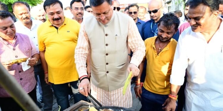 जनता के बीच मुख्यमंत्री: सड़क किनारे भुट्टा भूना, बुजुर्ग महिला से की आत्मीय बात