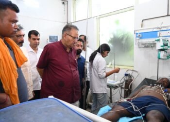 मंदिर में भगदड़ की त्रासदी के बाद हरकत में आया प्रशासन, मंत्री गणेश जोशी ने अस्पताल में की मेडिकल सुविधाओं की समीक्षा