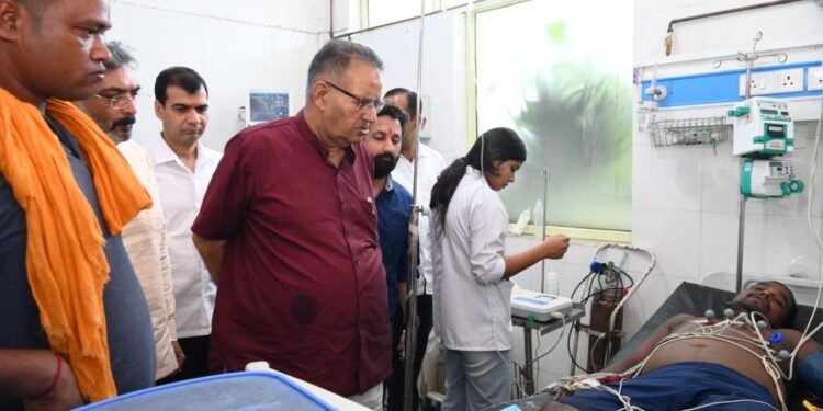 मंदिर में भगदड़ की त्रासदी के बाद हरकत में आया प्रशासन, मंत्री गणेश जोशी ने अस्पताल में की मेडिकल सुविधाओं की समीक्षा