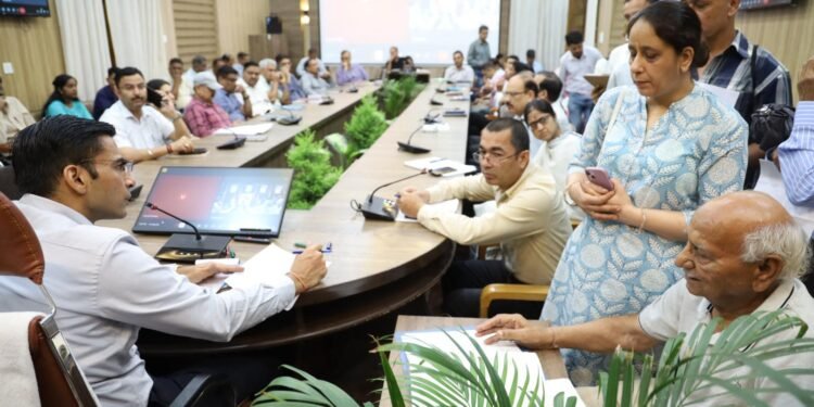 डीएम जनदर्शन; शिक्षा, स्वास्थ्य, रोजगार, कांउसिलिंग, विधिक सहायता, वकील, एक्शन,