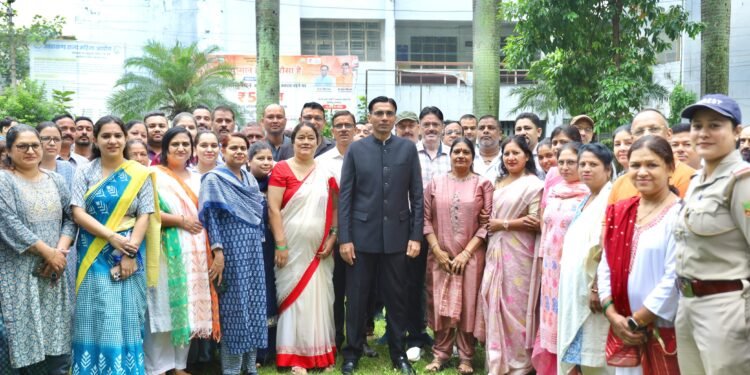 जिलाधिकारी ने कहा कि देश के अंतिम छोर तक रहने वाले हर नागरिक को सरकार की विकासपरक योजनाओं और मूलभूत सुविधाओं का लाभ समान रूप से मिलना चाहिए, ताकि स्वतंत्रता का सही अर्थ सार्थक हो सके।