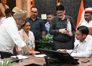 बद्रीपुर क्षेत्र के लोगों ने बंदरों के आतंक से मुक्ति की लगाई गुहार, जिलाधिकारी ने वन विभाग को त्वरित कार्रवाई के निर्देश जारी किए।