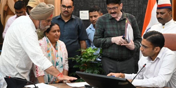 बद्रीपुर क्षेत्र के लोगों ने बंदरों के आतंक से मुक्ति की लगाई गुहार, जिलाधिकारी ने वन विभाग को त्वरित कार्रवाई के निर्देश जारी किए।