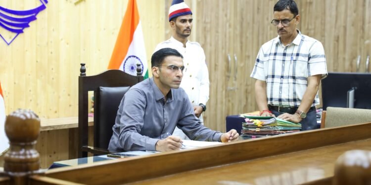 समाज को झकझोर देने वाला प्रकरण: पिता की साजिश नाकाम, डीएम कोर्ट ने कहा – कानून की आड़ में निर्दोषों का हक छीनने वालों की नहीं चलेगी