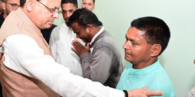 मुख्यमंत्री धामी ने प्रभावित लोगों को हर संभव मदद पहुंचाने का आश्वासन दिया।