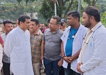 सांसद गढ़वाल अनिल बलूनी एवं मंत्री स्वास्थ्य, डॉ. धन सिंह रावत ने आपदा पीड़ितों के लिए भोजन, स्वच्छ पेयजल एवं रहने की व्यवस्थाओं को देखा, उन्होंने राहत केंद्र में बेहतर व्यवस्था के लिए जिला प्रशासन की सराहना की