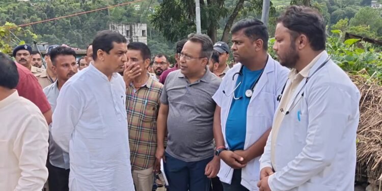 सांसद गढ़वाल अनिल बलूनी एवं मंत्री स्वास्थ्य, डॉ. धन सिंह रावत ने आपदा पीड़ितों के लिए भोजन, स्वच्छ पेयजल एवं रहने की व्यवस्थाओं को देखा, उन्होंने राहत केंद्र में बेहतर व्यवस्था के लिए जिला प्रशासन की सराहना की