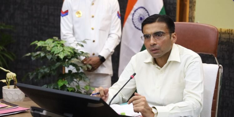 जिलाधिकारी ने समीक्षा बैठक में दिया संदेश– न्यायालयों में लंबित आपराधिक वादों के निस्तारण में किसी भी प्रकार की ढिलाई बर्दाश्त नहीं की जाएगी