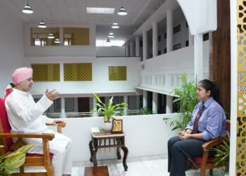 श्री गुरु राम राय विश्वविद्यालय के प्रेसिडेट श्रीमंहत देवेन्द्र दास जी   महाराज जी ने हंसिका सक्सेना को   हार्दिक बधाई एवं शुभकामनाए दी