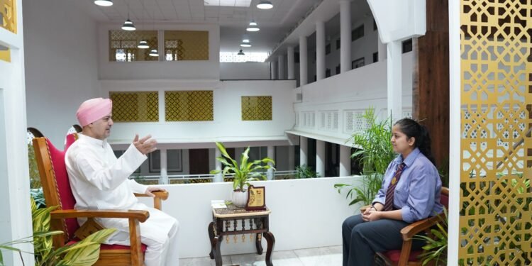 श्री गुरु राम राय विश्वविद्यालय के प्रेसिडेट श्रीमंहत देवेन्द्र दास जी   महाराज जी ने हंसिका सक्सेना को   हार्दिक बधाई एवं शुभकामनाए दी