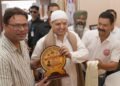  श्री महाराज जी ने रक्तदाताओं को स्मृति चिन्ह देकर सम्मानित किया और सभी को आर्शीवाद दिया