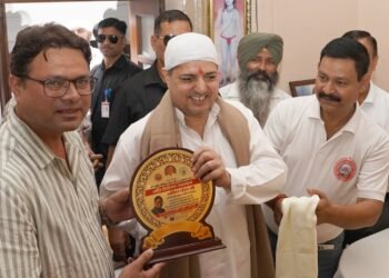  श्री महाराज जी ने रक्तदाताओं को स्मृति चिन्ह देकर सम्मानित किया और सभी को आर्शीवाद दिया