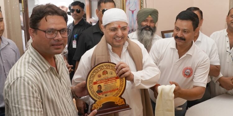  श्री महाराज जी ने रक्तदाताओं को स्मृति चिन्ह देकर सम्मानित किया और सभी को आर्शीवाद दिया