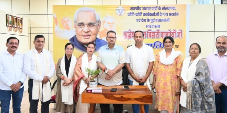 कैबिनेट मंत्री गणेश जोशी ने मसूरी विधानसभा क्षेत्र के नव निर्वाचित ग्राम प्रधानों का शॉल ओढ़ाकर किया सम्मान, कहा ग्राम पंचायतें लोकतंत्र की पहली सीढ़ी और गांव के विकास की असली रीढ़ हैं