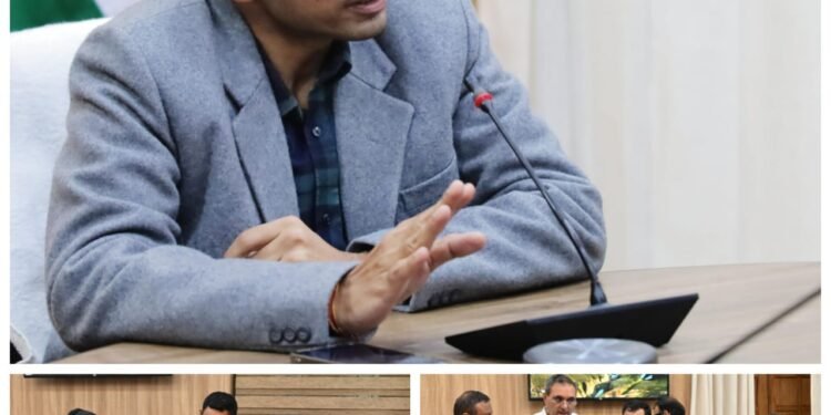 ग्राम पुरोहितवाला की पेयजल लाइन क्षतिग्रस्त होने पर डीएम ने जल संस्थान के अधिशासी अभियंता को शीघ्र सुधारात्मक कदम उठाने के निर्देश दिए