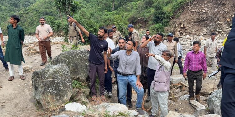 “आपदा नहीं रोकेगी राहत का रास्ता — DM ने अफसरों को किया मैदान में तैनात”