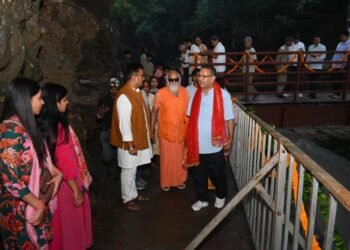 टपकेश्वर मंदिर में श्रद्धालुओं की सुविधा के लिए रिकॉर्ड समय में तैयार पुल का उद्घाटन, कैबिनेट मंत्री गणेश जोशी ने अधिकारियों को दी बधाई