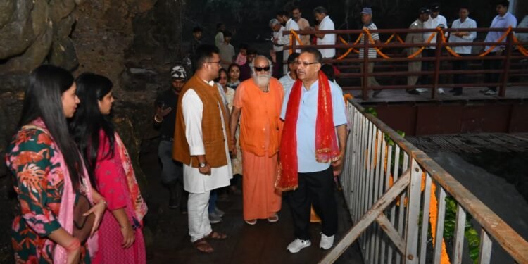 टपकेश्वर मंदिर में श्रद्धालुओं की सुविधा के लिए रिकॉर्ड समय में तैयार पुल का उद्घाटन, कैबिनेट मंत्री गणेश जोशी ने अधिकारियों को दी बधाई