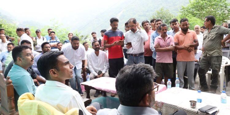 अवैध खनन की शिकायत पर डीएम सख्त, ग्रामीणों से मांगे लिखित प्रमाण और आश्वासन दिया कि होगी कड़ी कार्रवाई