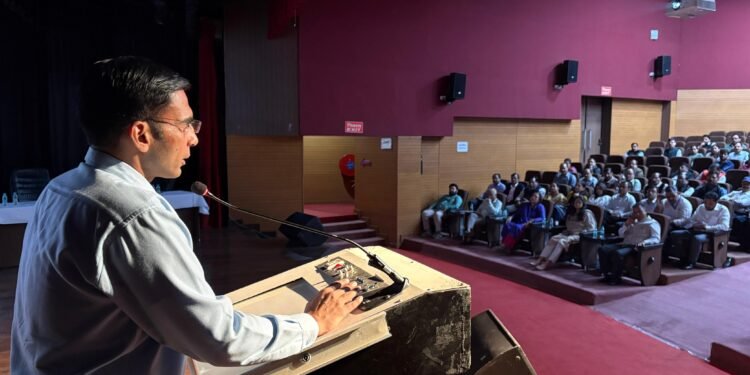 डीएम ने जोर देकर कहा कि वीवीआईपी ड्यूटी बेहद संवेदनशील होती है और इसमें तैनात अधिकारी शत-प्रतिशत जिम्मेदारी के साथ कार्य करें