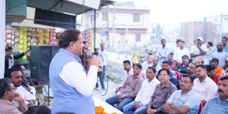 नगर निगम हर वार्ड में समान रूप से करा रहा विकास कार्य: विकास शर्मा