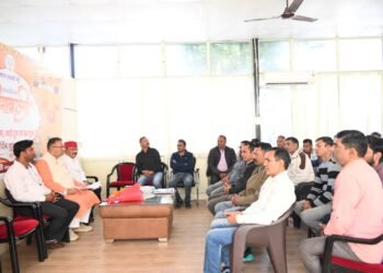 कैबिनेट मंत्री गणेश जोशी ने आउटसोर्स कर्मचारियों की मांगों को गंभीरता से सुनते हुए नियमितीकरण पर भी आश्वासन दिया