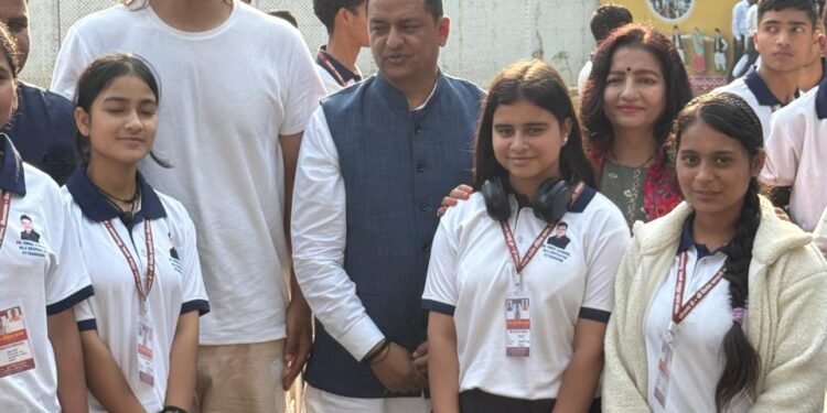 विनोद कंडारी की अनोखी पहल पर बोले अनिल बलूनी—8 वर्षों से मेधावी बच्चों को मिल रहा अमूल्य अनुभव 