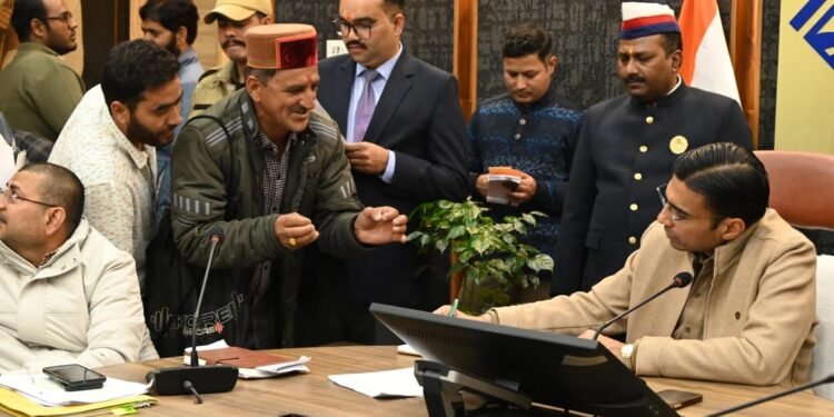 अतिवृष्टि में घर ढहने के बाद भी अपर्याप्त सहायता मिलने की शिकायत पर डीएम ने तहसीलदार को मौके का निरीक्षण कर उचित मुआवजा दिलाने के आदेश दिए