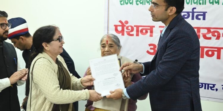 डीएम ने डिजिटल लाइफ सर्टिफिकेट को बढ़ावा देते हुए पेंशनरों को घर बैठे प्रमाण पत्र जमा करने हेतु किया प्रोत्साहित
