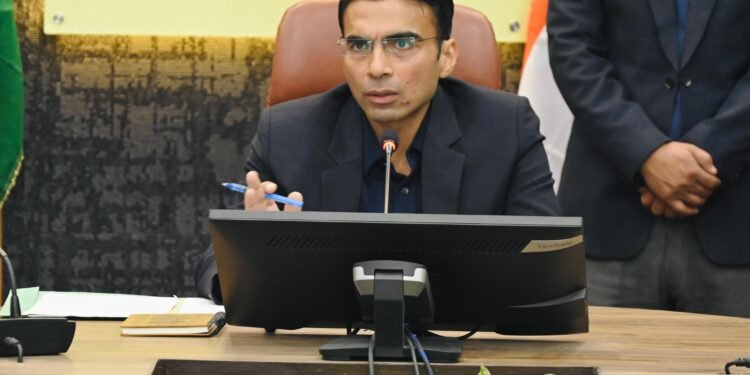 डीएम ने एयरपोर्ट परिसर के अंदर और बाहर नाली की क्षमता में विसंगति और नाले की सफाई की समस्या का सिंचाई विभाग से तुरंत समाधान कराने को कहा